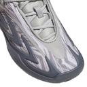 Toe and lacing detail